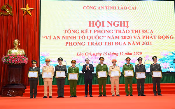 Thừa ủy quyền của Thủ tướng Chỉnh phủ, đồng chí Trịnh Xuân Trường tặng Bằng khen của Thủ tướng Chính phủ cho các tập thể và cá nhân. Thừa ủy quyền của Thủ tướng Chỉnh phủ, đồng chí Trịnh Xuân Trường tặng Bằng khen của Thủ tướng Chính phủ cho các tập thể và cá nhân.