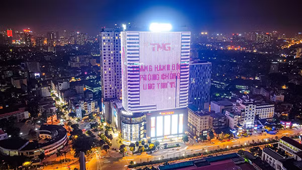 Thắp sáng màu hồng các tòa nhà để hưởng ứng chiến dịch phòng chống ung thư vú.
