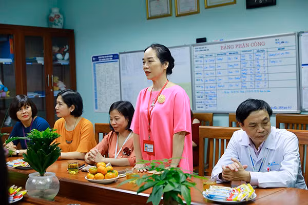 Bà Dương Thị Minh Thu – Trưởng phòng Công tác Xã hội – Bệnh viện Nhi TW phát biểu và gửi lời cám ơn tới ABBANK. Bà Dương Thị Minh Thu – Trưởng phòng Công tác Xã hội – Bệnh viện Nhi TW phát biểu và gửi lời cám ơn tới ABBANK.