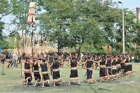 Nghệ nhân nhí biểu diễn cồng chiêng tại cộng đồng.