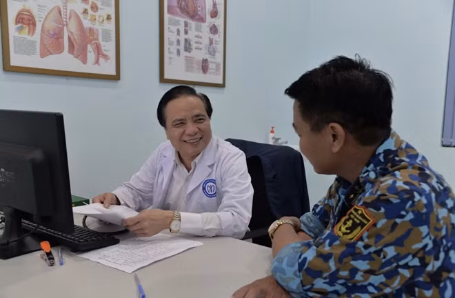 PGS.TS Trần Ngọc Lương khám sàng lọc cho chiến sĩ đang làm nhiệm vụ tại Vùng 4 Hải quân.