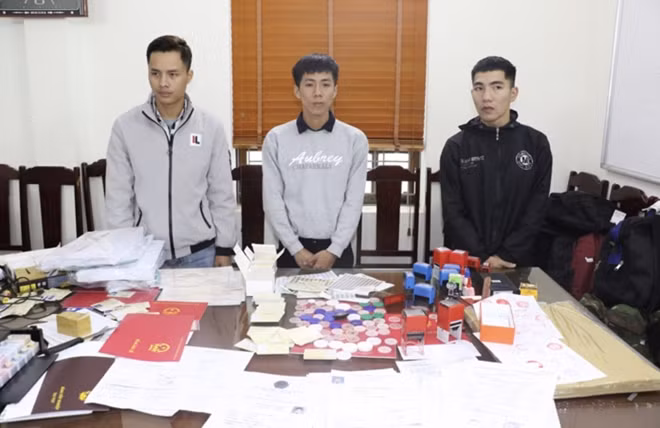 Các đối tượng Đặng Duy Minh, Nguyễn Ngọc Huyên và Đặng Văn Sáng cùng các tang vật vụ án.