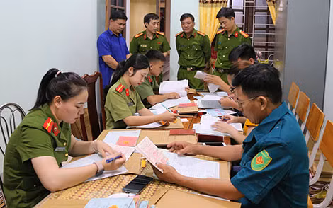 Cán bộ Công an nhập dữ liệu quốc gia về dân cư.