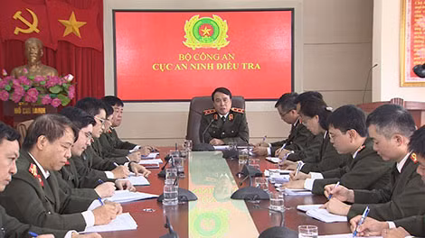 Trung tướng Lý Anh Dũng, Cục trưởng Cục An ninh điều tra chủ trì một buổi họp án. Trung tướng Lý Anh Dũng, Cục trưởng Cục An ninh điều tra chủ trì một buổi họp án.