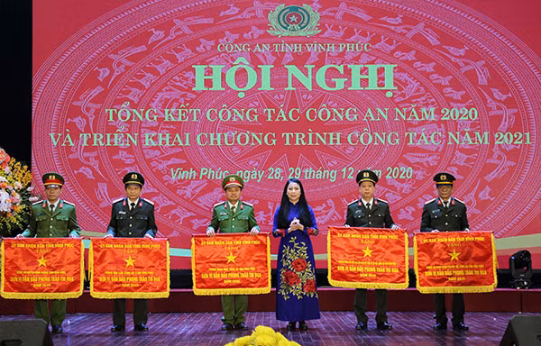 Đồng chí Hoàng Thị Thúy Lan trao Cờ thi đua của UBND tỉnh Vĩnh Phúc tặng 5 đơn vị cơ sở.