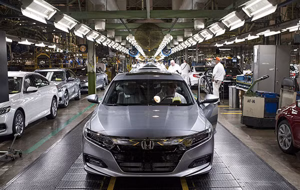 Một chiếc Honda Accord đời 2018 chuẩn bị được đưa ra khỏi dây chuyền lắp ráp tại nhà máy của Honda ở Marysville, bang Ohio, Mỹ vào ngày 21/12/2017. Một chiếc Honda Accord đời 2018 chuẩn bị được đưa ra khỏi dây chuyền lắp ráp tại nhà máy của Honda ở Marysville, bang Ohio, Mỹ vào ngày 21/12/2017.