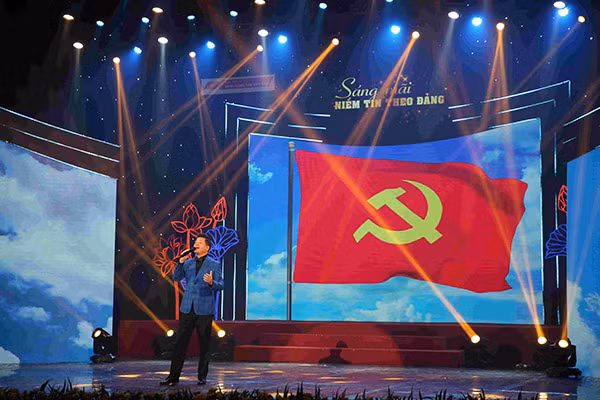 NSƯT Đăng Dương biểu diễn trong chương trình. NSƯT Đăng Dương biểu diễn trong chương trình.