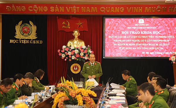 Đại tá Trần Thành Hưng chủ trì phần tham luận tại Hội thảo.