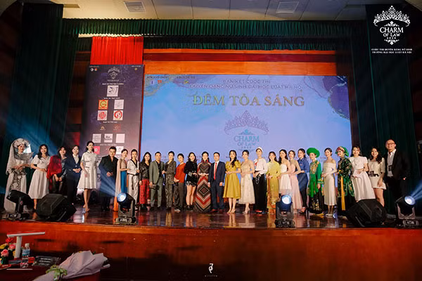 Các thí sinh tham dự vòng Bán kết chụp ảnh lưu niệm cùng Ban Giám khảo.