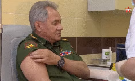 Ông Sergei Shoigu tiêm vaccine ngừa Covid-19 do Nga sản xuất.