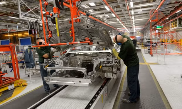 Công nhân tại nhà máy Jaguar Land Rover ở Castle Bromwich, West Midlands, nước Anh.
