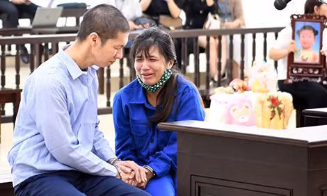 Bị can Lan Anh phải trả giá vì tình yêu mù quáng. Bị can Lan Anh phải trả giá vì tình yêu mù quáng.