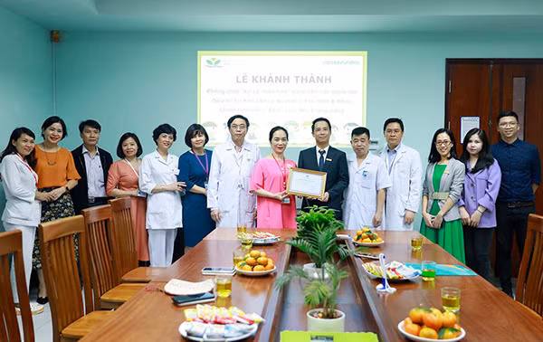 Đại diện Bệnh viện Nhi TW trao thư cám ơn cho ABBANK tại Lễ khánh thành – bàn giao. Đại diện Bệnh viện Nhi TW trao thư cám ơn cho ABBANK tại Lễ khánh thành – bàn giao.