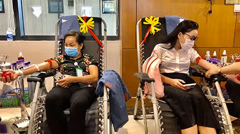 Rất đông các bạn sinh viên và người dân đi hiến máu sáng 28-9 tại Bệnh viện Đa khoa Phương Đông.