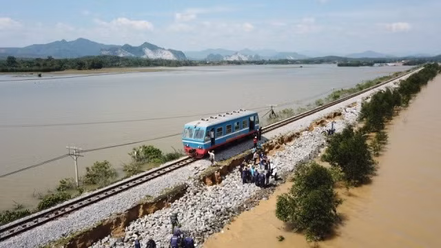 Đường sắt Việt Nam hiện quá lạc hậu. Đường sắt Việt Nam hiện quá lạc hậu.