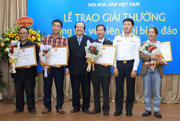 Các tác giả nhận giải Nhất Giải thưởng Sáng tác về biên giới, hải đảo.