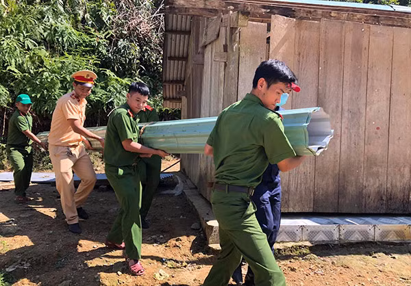 Đoàn viên thanh niên CAND giúp dân dựng lại nhà cửa.