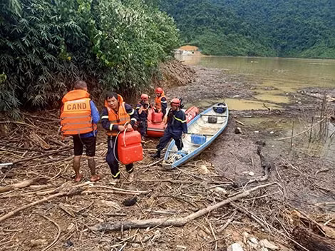 Công an tỉnh Thừa Thiên-Huế dùng phương tiện vượt sông tìm kiếm các nạn nhân mất tích.