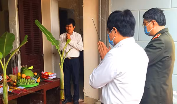 Thiếu tướng Trần Phú Hà và Đại tá Khương Duy Oanh chia buồn cùng gia đình.