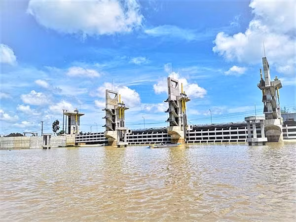 Công trình đập tràn Trà Sư nơi cửa ngõ biên thùy Tây Nam rộng lớn qua khung ảnh của du khách. Công trình đập tràn Trà Sư nơi cửa ngõ biên thùy Tây Nam rộng lớn qua khung ảnh của du khách.