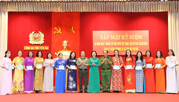 Đại diện Hội liên hiệp phụ nữ tỉnh trao tặng kỷ niệm chương Vì sự phát triển của phụ nữ Việt Nam” cho hội viên Hội phụ nữ Công an tỉnh.