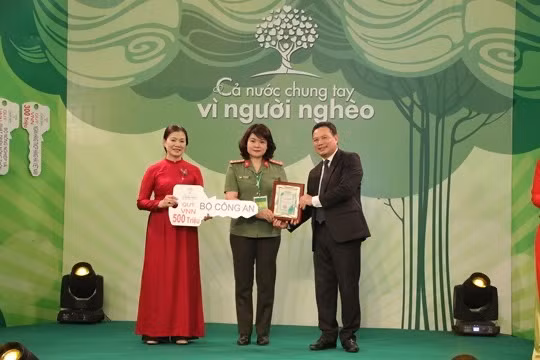 Phó Chủ tịch UBTW MTTQ Việt Nam Trương Thị Ngọc Ánh tiếp nhận số tiền ủng hộ 500 triệu đồng từ đại diện Bộ Công an.