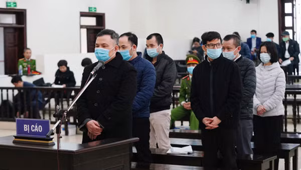 Bị cáo Giang (hàng đầu) và đồng phạm nghe tuyên án.