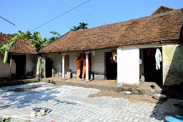 Công nhân EVNHANOI đang lắp đặt, sửa chữa đường dây điện tại nhà Bà Trần Thị Điển.