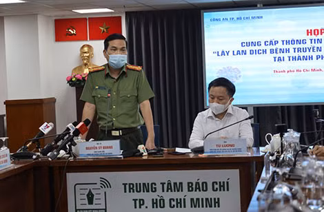 Đại tá Nguyễn Sỹ Quang, Phó Giám đốc Công an TP Hồ Chí Minh phát biểu tại họp báo.
