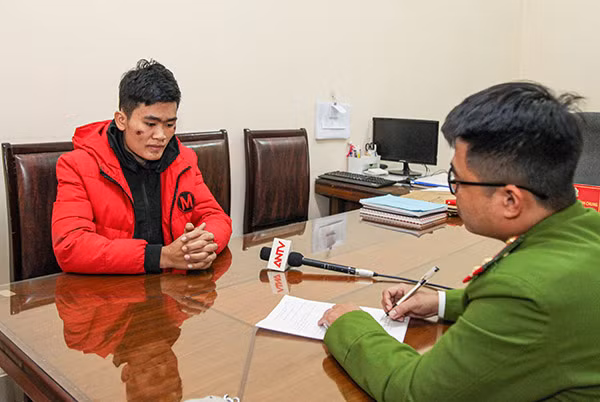 Cơ quan Cảnh sát điều tra, Công an huyện Phú Lương, tỉnh Thái Nguyên ghi lời khai của Thái.