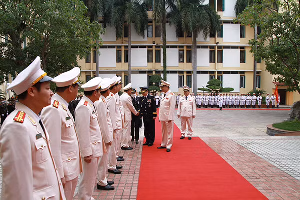 Bộ trưởng Tô Lâm và Tư lệnh Kim Chang Yong duyệt đội danh dự CAND Việt Nam.