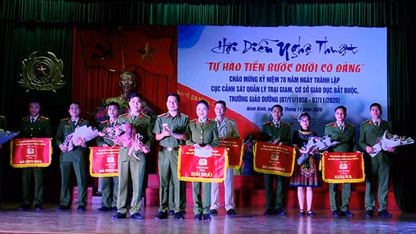 Đồng chí Thượng tá Trần Đức Phong - Giám thị Trại giam Ninh Khánh trao giải nhất cho các đội.