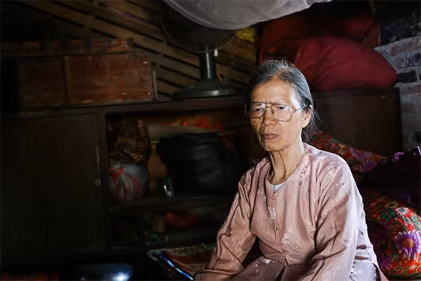 Bà Trần Thị Điển trong căn nhà của mình.