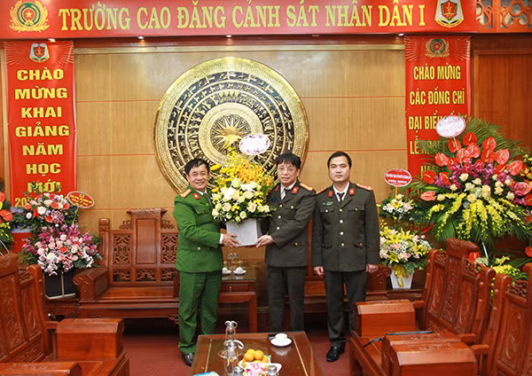 Đại tá Phạm Khải tặng hoa chúc mừng các thầy giáo, cô giáo Trường Cao đẳng Cảnh sát nhân dân I.