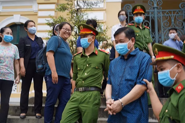 Bị cáo Đinh La Thăng dời tòa chiều ngày 16/12.