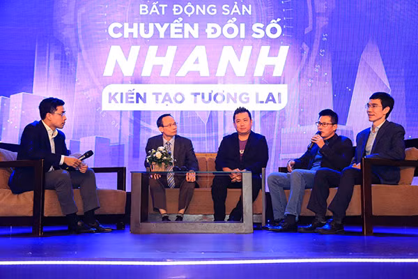 Các diễn giả trình bày những thắc mắc của đại diện doanh nghiệp.