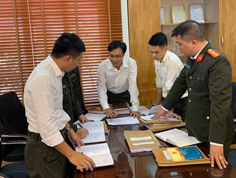 Cán bộ, chiến sĩ Cục An ninh điều tra bàn bạc, trao đổi về một vụ án. Cán bộ, chiến sĩ Cục An ninh điều tra bàn bạc, trao đổi về một vụ án.