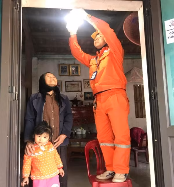 Thợ điện Thủ đô mang ánh sáng đến mọi gia đình.