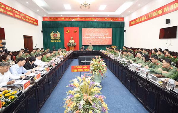 Toàn cảnh buổi làm việc.
