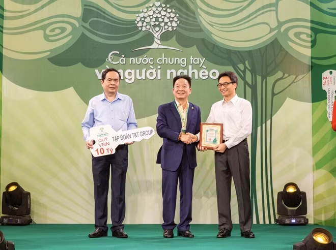 Đại diện Tập đoàn T&T Group – Chủ tịch HĐQT kiêm Tổng Giám đốc Đỗ Quang Hiển trao ủng hộ 10 tỷ đồng cho Quỹ “Vì người nghèo”.