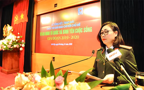 Đại diện các tác giả đoạt giải Nhất, Thiếu tá Lò Thị Hiếu, Phó Trưởng ban Thời sự - Chính trị, Báo CAND phát biểu tại buổi lễ. Đại diện các tác giả đoạt giải Nhất, Thiếu tá Lò Thị Hiếu, Phó Trưởng ban Thời sự - Chính trị, Báo CAND phát biểu tại buổi lễ.