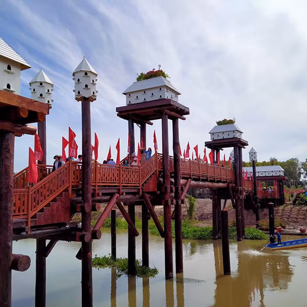Cầu Kiều dẫn lối du khách vào thiên đường Trà Sư.