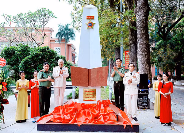 Thứ trưởng Nguyễn Văn Sơn và các đại biểu dự lễ khánh thành Đài kỷ niệm cán bộ Công an chi viện chiến trường miền Nam thời kỳ kháng chiến chống Mỹ cứu nước (1954 – 1975) tại Học viện ANND.