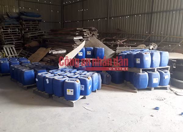 Nguyên liệu để sản xuất trái phép ma túy tại “đại công xưởng” do đối tượng Cai Zi li cầm đầu.