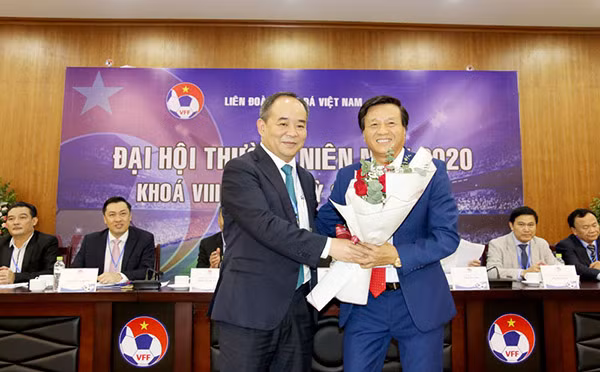 Chủ tịch VFF Lê Khánh Hải chúc mừng tân Phó Chủ tịch phụ trách Tài chính Lê Văn Thành. Ảnh: VFF.