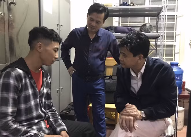 Đại tá Lưu Hồng Quảng và Đại tá Trần Quốc Huy hỏi cung đối tượng Páo.