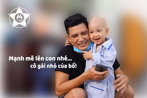 Cô bé Bích Diệp (3 tuổi) bị ung thư máu và người cha.