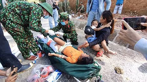 Sơ cứu nạn nhân bị thương trong vụ sạt lở.