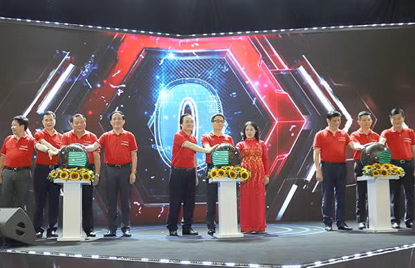 Phó Thủ tướng Vũ Đức Đam, Chủ tịch Trung ương Hội Chữ thập đỏ Việt Nam Nguyễn Thị Xuân Thu và các đại biểu bấm nút phát động Chiến dịch “Kết nối tương lai”.