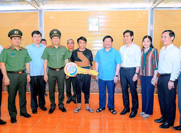Trung tướng Lương Tam Quang, Thứ trưởng Bộ Công an trao nhà tình nghĩa cho hộ dân nghèo ở huyện Vân Hồ, tỉnh Sơn La. Trung tướng Lương Tam Quang, Thứ trưởng Bộ Công an trao nhà tình nghĩa cho hộ dân nghèo ở huyện Vân Hồ, tỉnh Sơn La.
